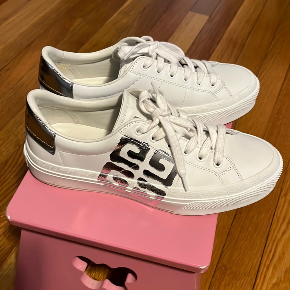 Givenchy sneaker size 39 worn twice great deal